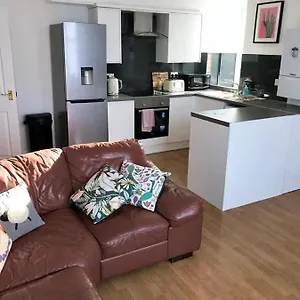 A Modern 2 Bedroom Close To The Centre Apartment